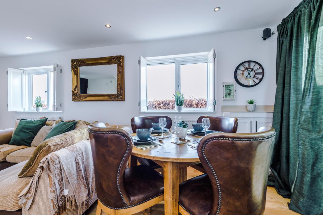 "Woodlands" By Greenstay Serviced Accommodation - Luxury 3 Bed Cottage In North Wales With Stunning Countryside Views & Parking - Close To Glan Clwyd Hospital - The Perfect Choice For Contractors, Business Travellers, Families And Groups Bodelwyddan Exterior foto